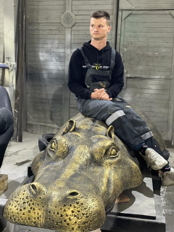 Большая садовая фигура бегемота из бетона