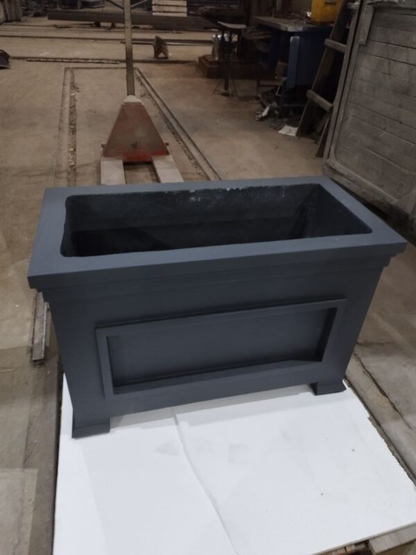 kashpo pryamougolnoe na nozhkah. chernyj 1