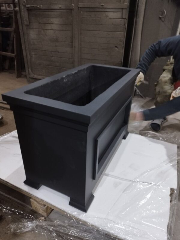 kashpo pryamougolnoe na nozhkah. chernyj 3