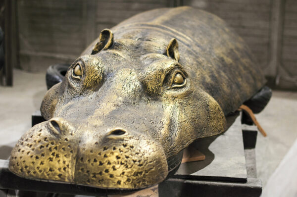 сСадовая скульптура бегемот