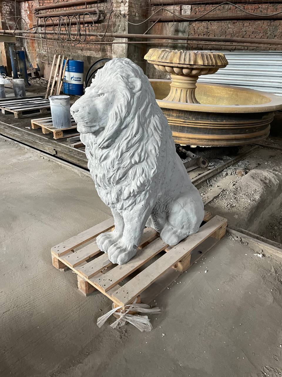 статуя большого льва