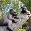 Скульптура 3 медведя на дереве