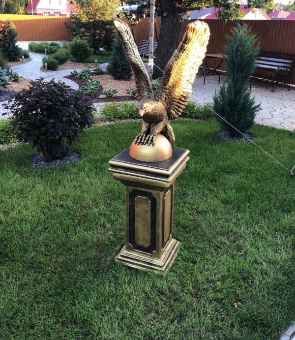 skulptura orla na polushare v zolotom czvete 85 sm 1