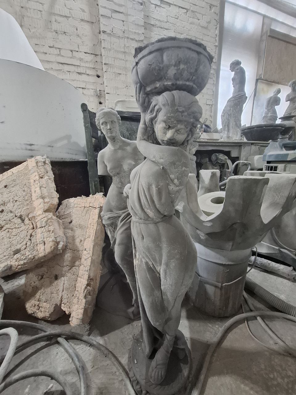 Скульптура Афродита в сером бетоне (87 см). Уценка 1 скульптура Афродита