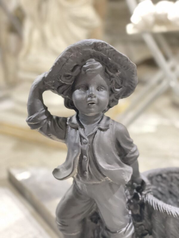 Скульптура Мальчик с корзинкой 5 мальчик с корзинкой из бетона