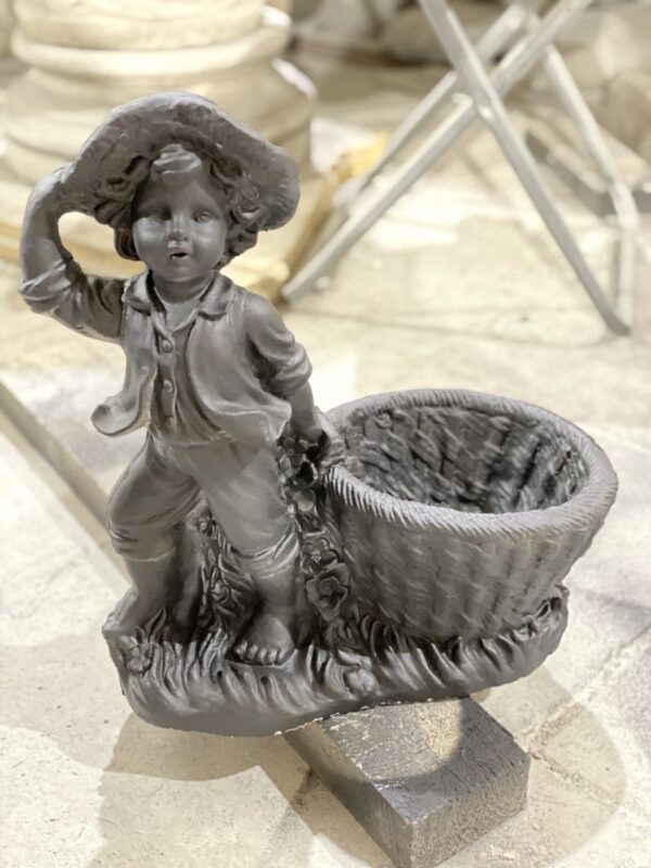 скульптура мальчик с корзинкой