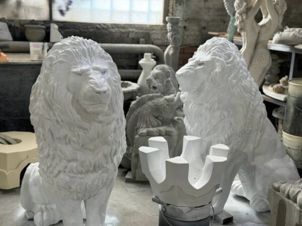 Садовая скульптура — Императорский лев (белый) 25 imperatorskij lev belyj