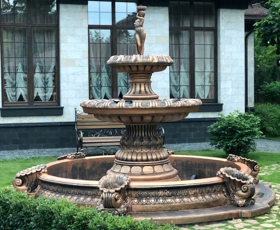 большой садовый фонтан