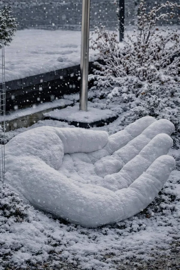 арт-объект руки