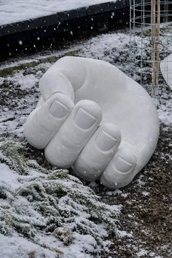 арт-объект руки