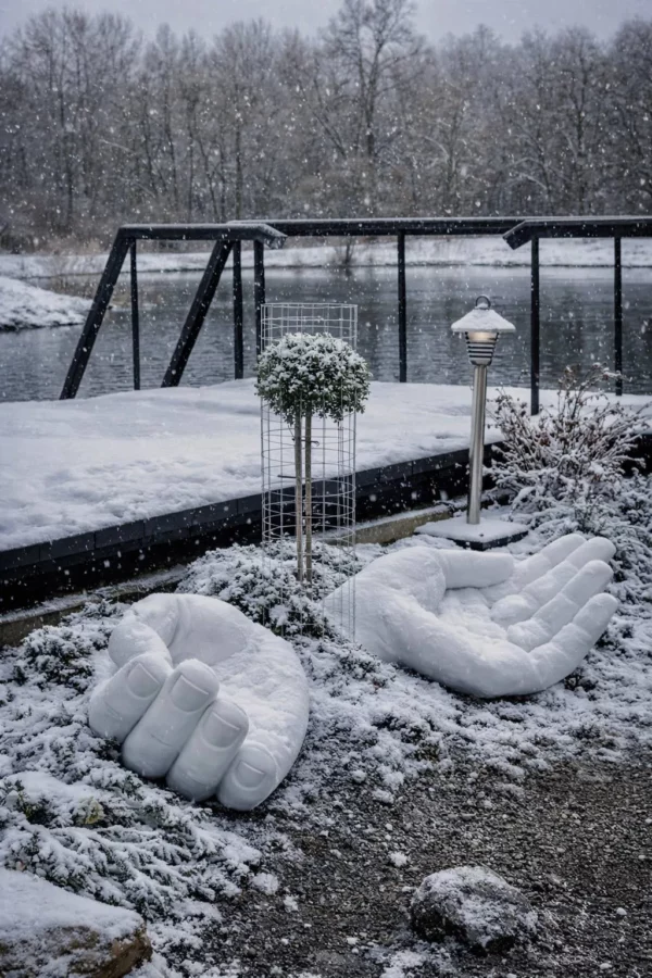 арт-объект руки