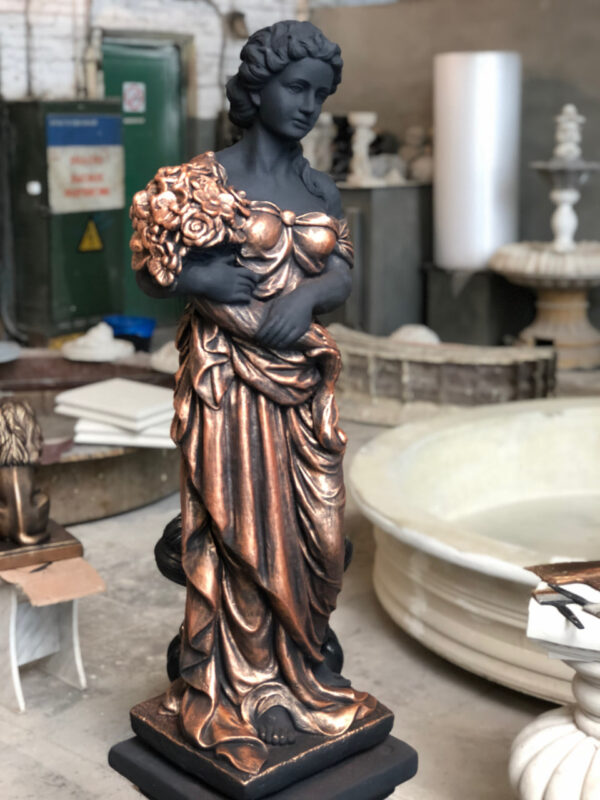 Скульптура девушки из бетона - Итальянка с букетом (бронза) 12 Итальянка с букетом