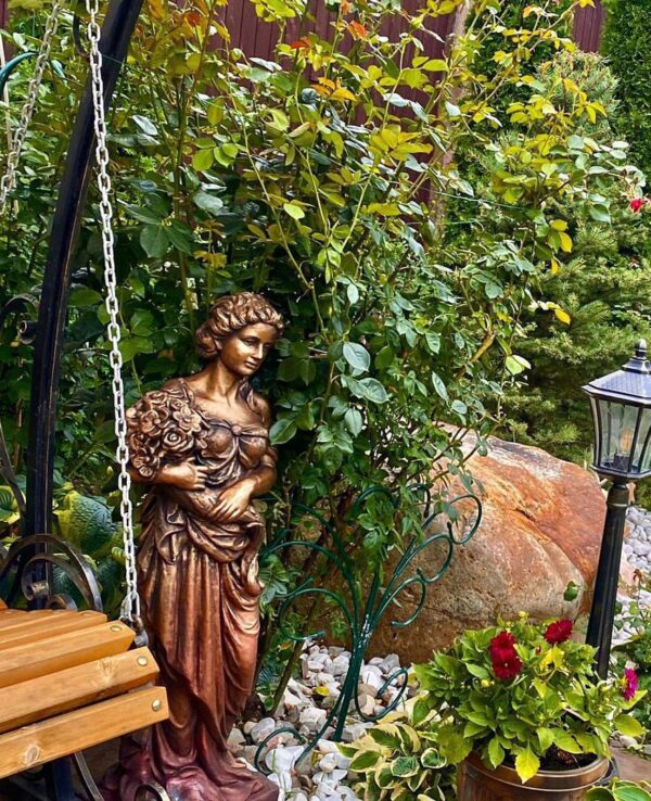 Скульптура девушки из бетона - Итальянка с букетом (бронза) 13 skulptura devushki iz betona italyanka s buketom. bronza 118 sm 1