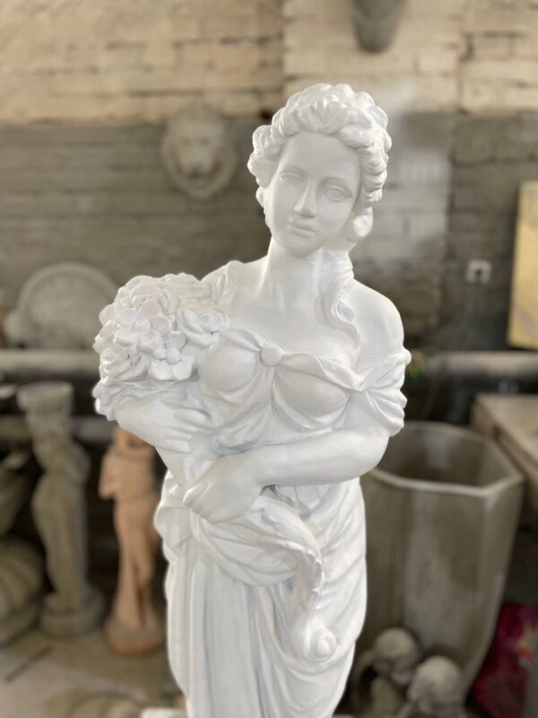 Скульптура девушки Итальянка с букетом (белая) 14 skulptura devushki iz betona — italyanka s buketom. belaya 118 sm 3