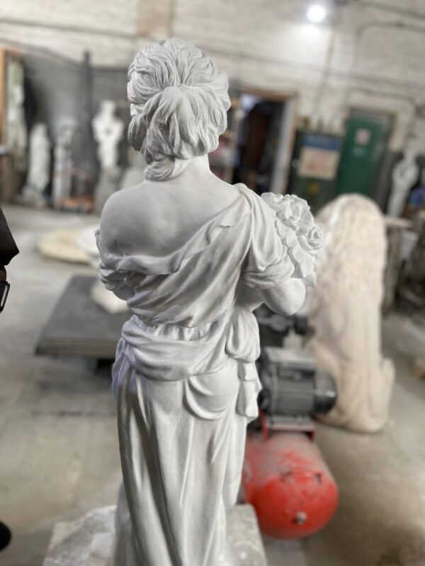 Скульптура девушки Итальянка с букетом (белая) 16 skulptura devushki iz betona — italyanka s buketom. belaya 118 sm 6