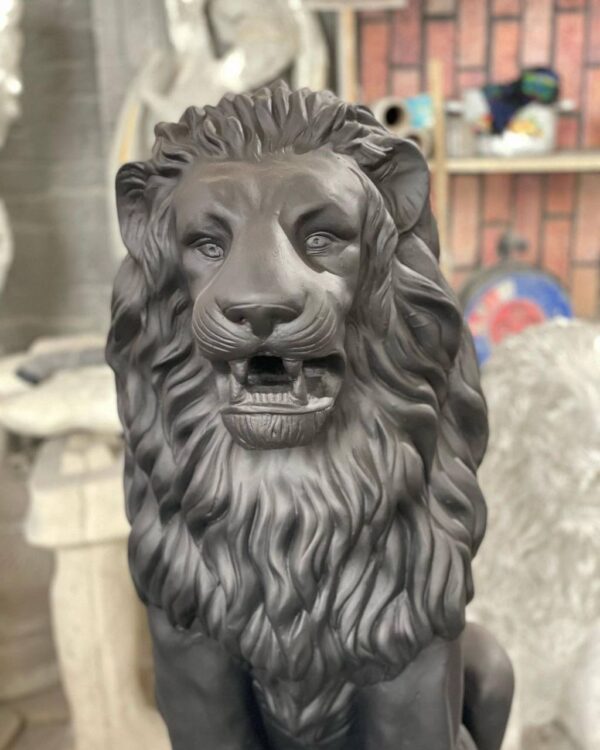 skulptura lva iz betona — korolevskij lev v chernom 85sm 1