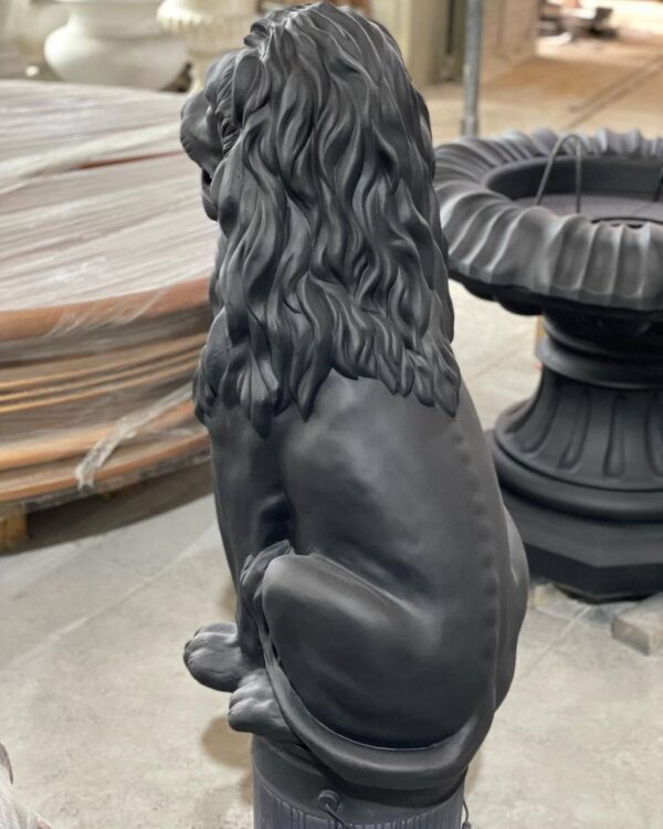 skulptura lva iz betona — korolevskij lev v chernom 85sm 2