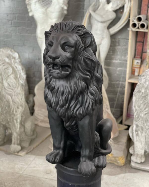 skulptura lva iz betona — korolevskij lev v chernom 85sm