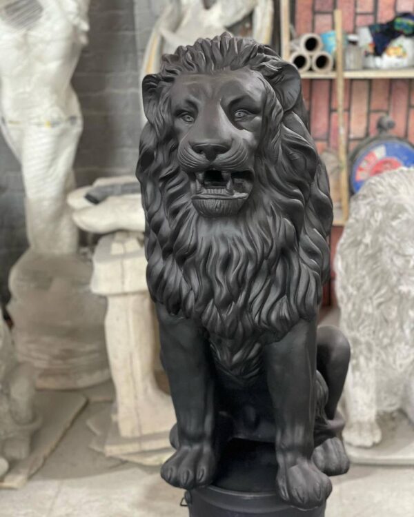 skulptura lva iz betona — korolevskij lev v chernom85sm