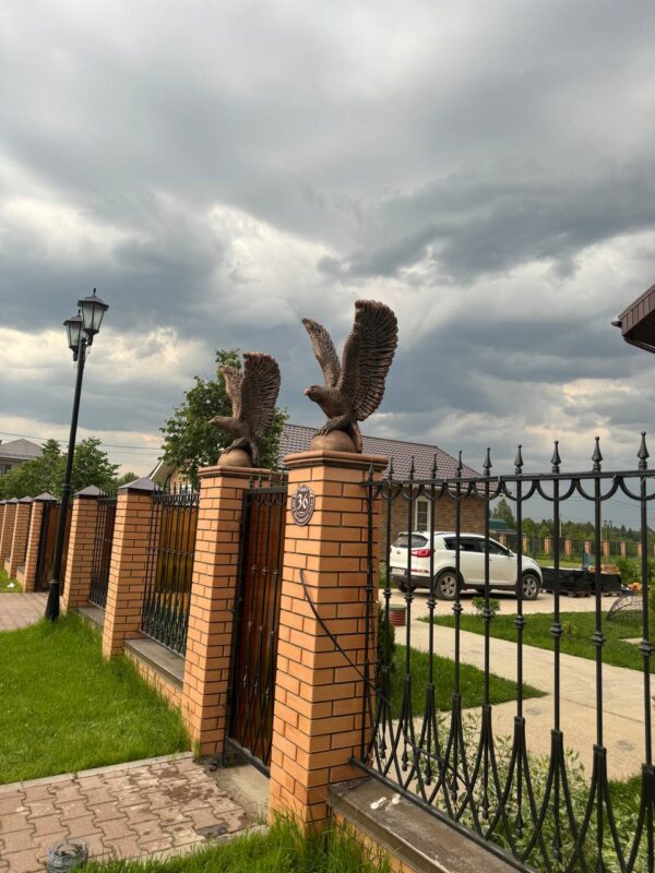 Скульптура орла на полушаре в бронзе (85 см) 21 Скульптура орла на полушаре в бронзе (85 см)