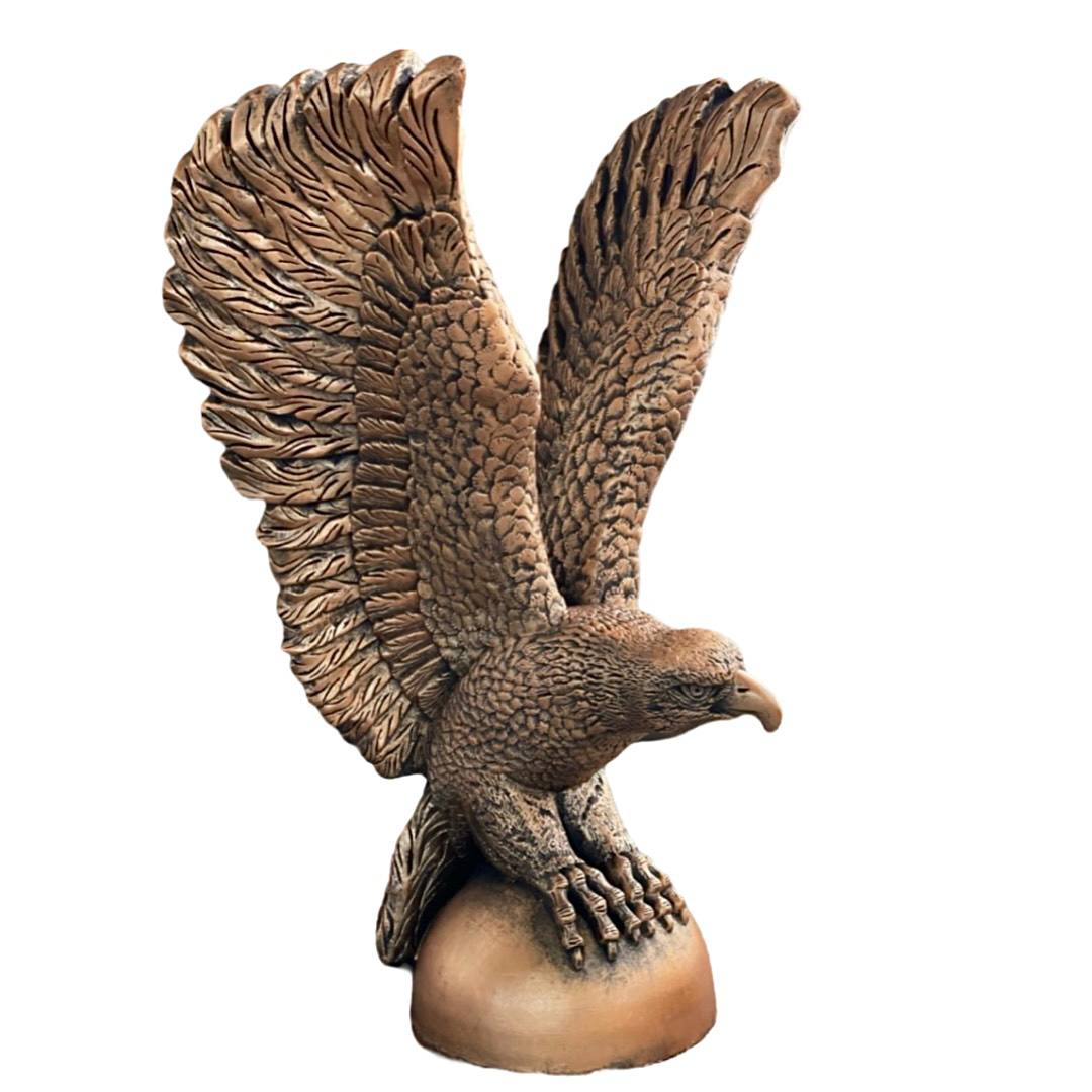 Орел на шаре. Басарев скульптор Орел. Статуя орла бронза. Скульптура орла на крыше. Скульптура Орел Анапа.