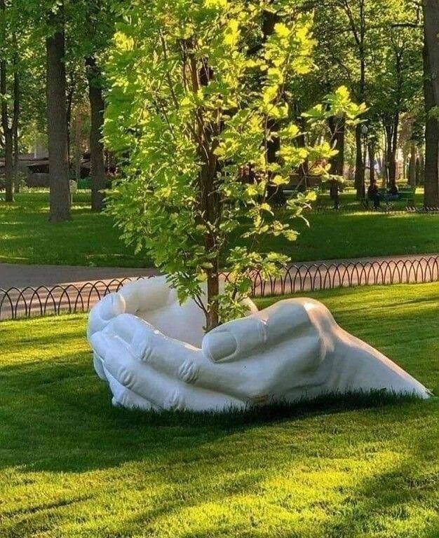 Магазин скульптур и фонтанов 83 Садовый вазон из бетона — Руки ( 190-200 см)