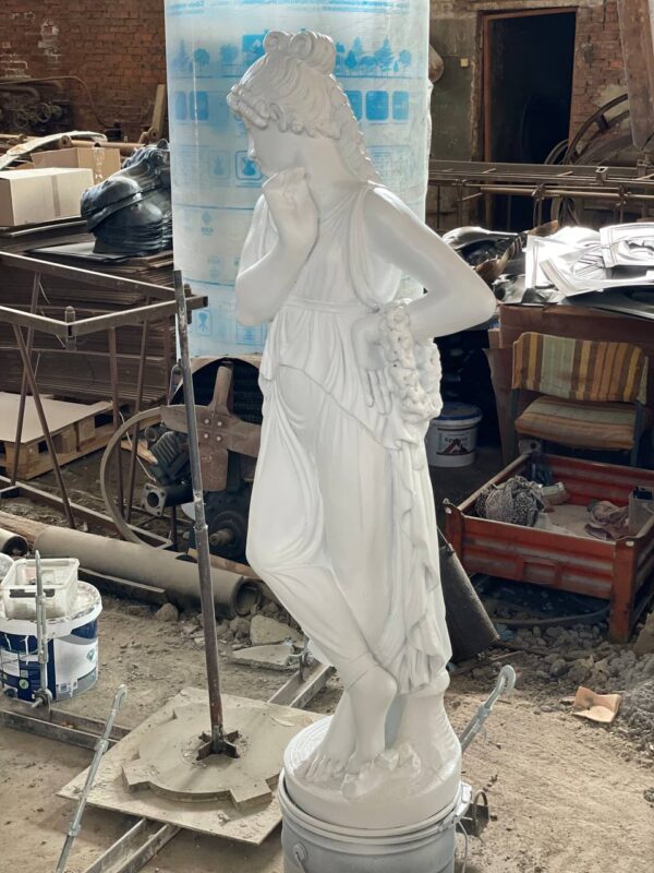 skulptura devushki muza 120 sm. belyj 1