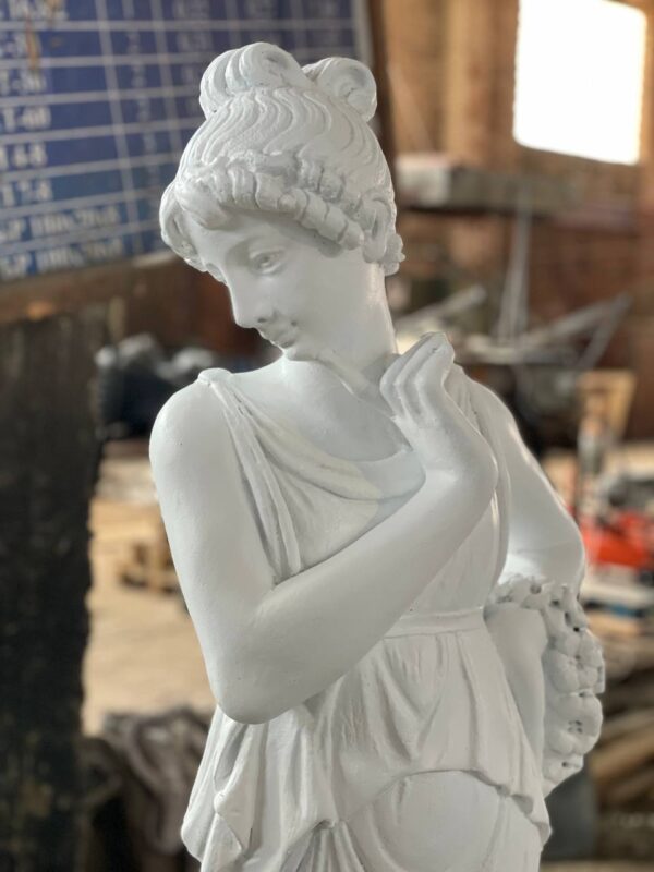 skulptura devushki muza 120 sm. belyj 2