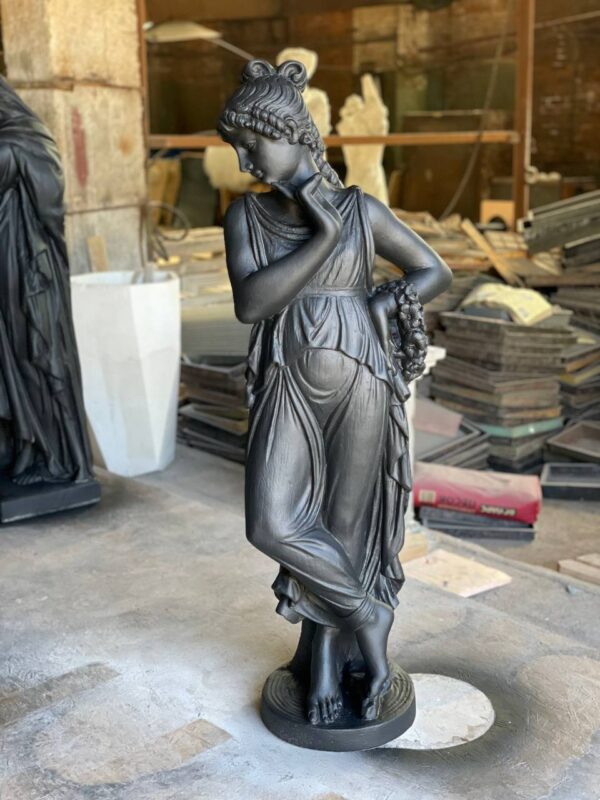 skulptura devushki muza 120 sm. chernyj 2