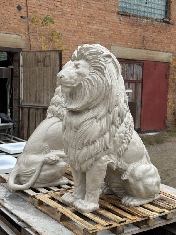 Большая скульпутра льва. Королевская Архитектура