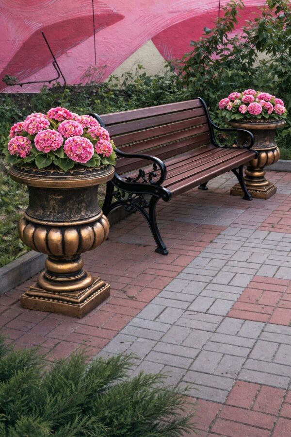 Alternative view of Римская чаша удлинённая в классической бронзе Ø48 H77 см