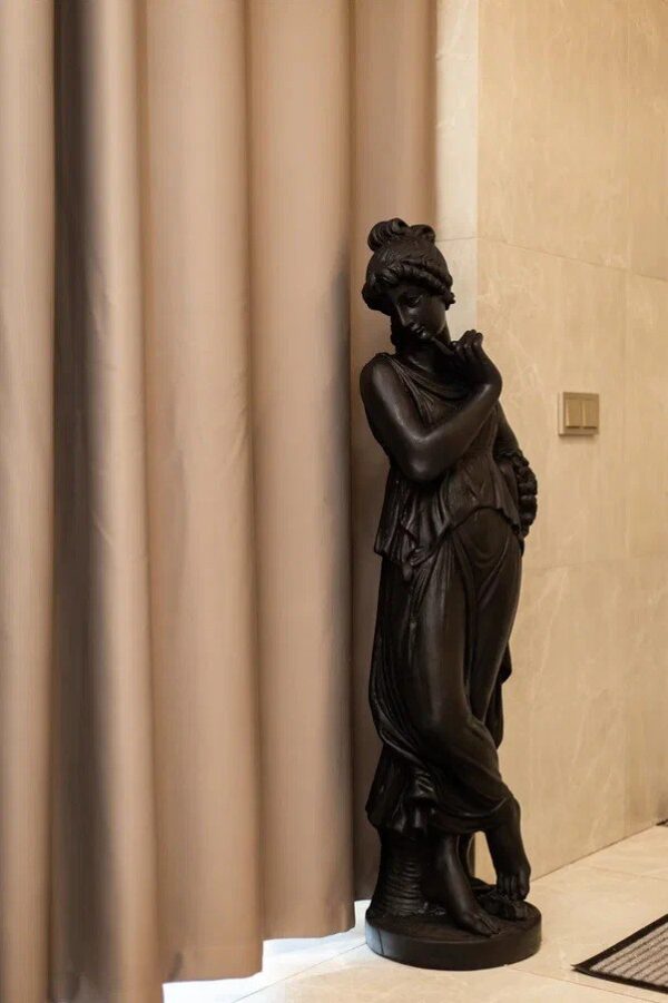 skulptura devushki muza chernyj 1