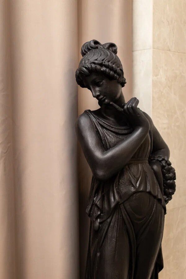 skulptura devushki muza chernyj 2