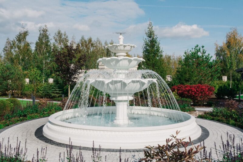 белый фонтан на участке