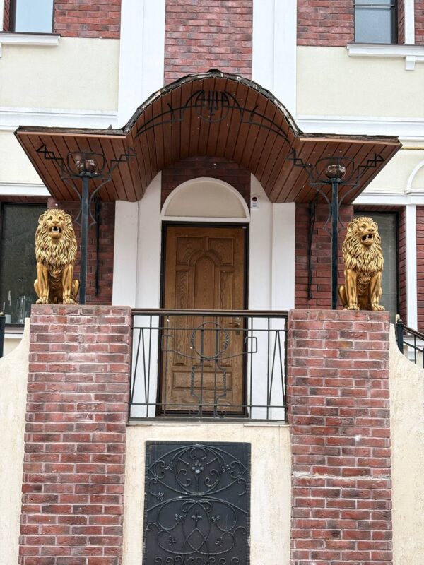 Скульптура льва из бетона - Королевский лев в золоте 22 korolevskij lev zoloto 2