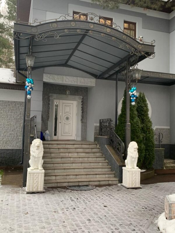 skulptura lva iz betona korolevskij lev v belom