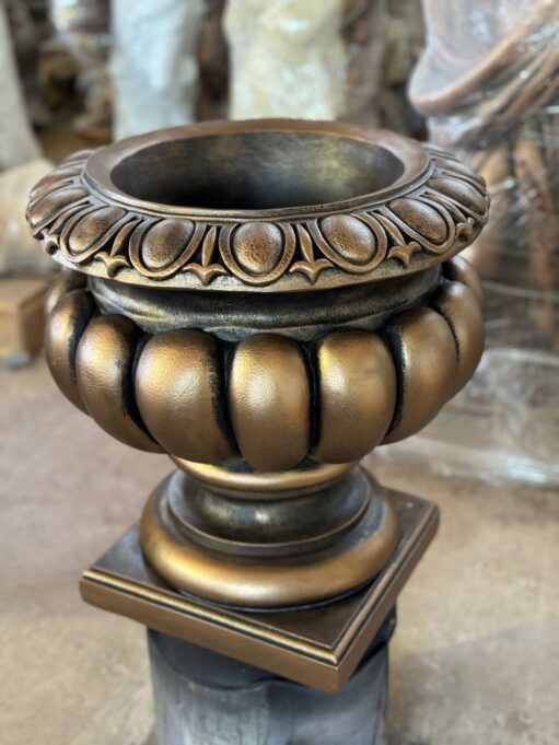sadovyj vazon iz betona — rimskaya chasha v bronze 1