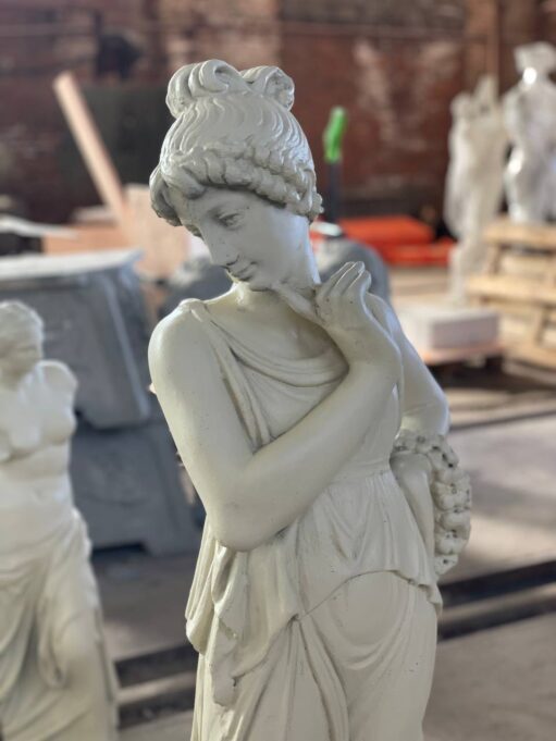 Скульптура девушки Муза (бежевый)