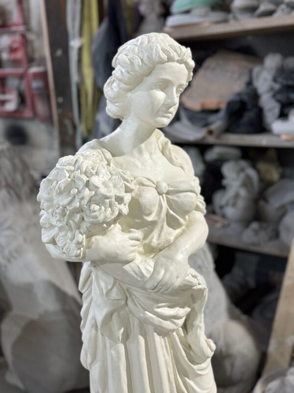 Скульптура девушки Итальянка с букетом (бежевая) 5 skulptura devushki italyanka s buketom bezhevaya 2