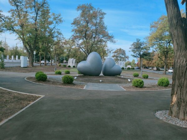 skulptura serdcze glyanecz seryj metall 1