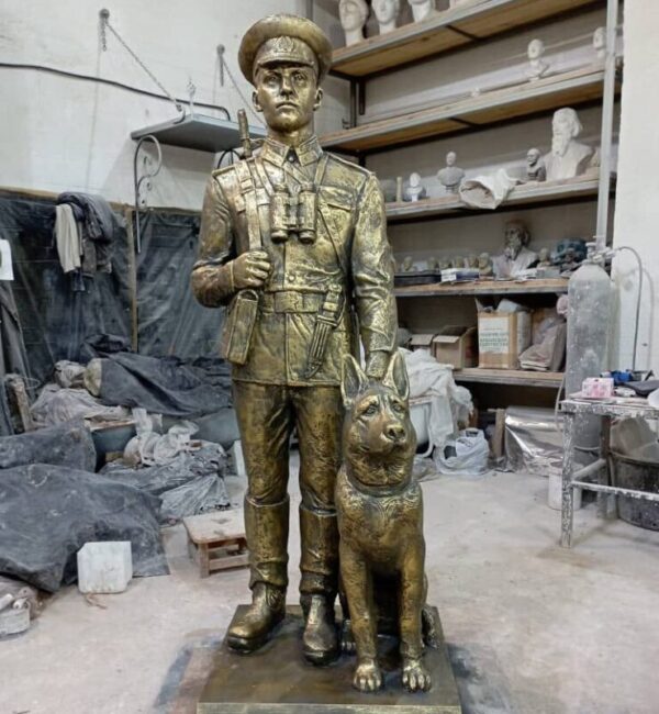 скульптура пограничника с собакой