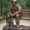 Скульптура «Воин на скамье» — памятник СВО