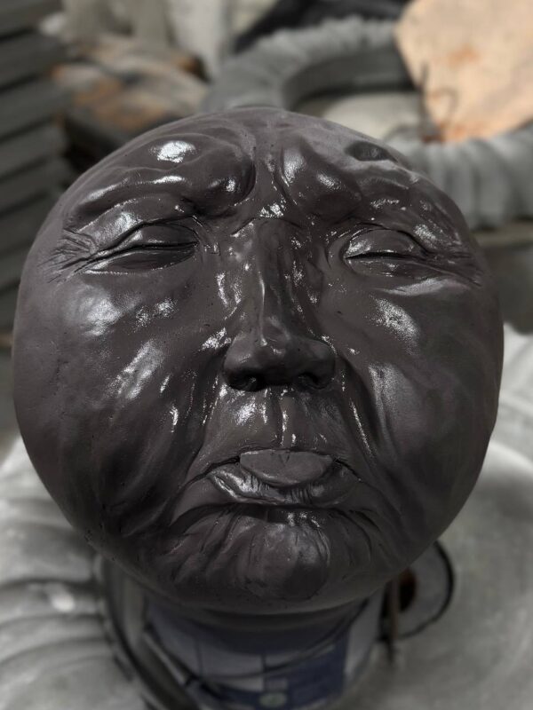 Скульптура "Эмоциональный колобок" показывающий язык 9 photo 2025 10 14 12 42 06