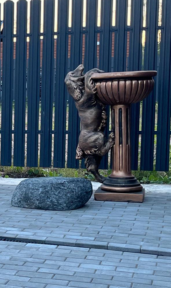 Кашпо для сада с собакой бронза