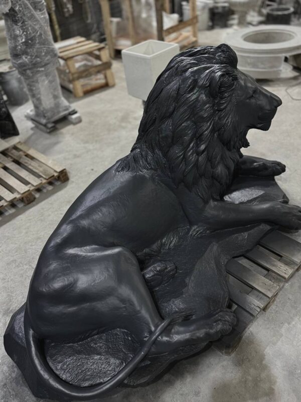 Скульптура лежачий лев из бетона