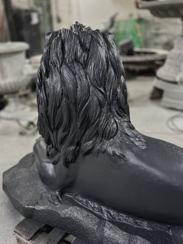 Скульптура лежачий лев из бетона