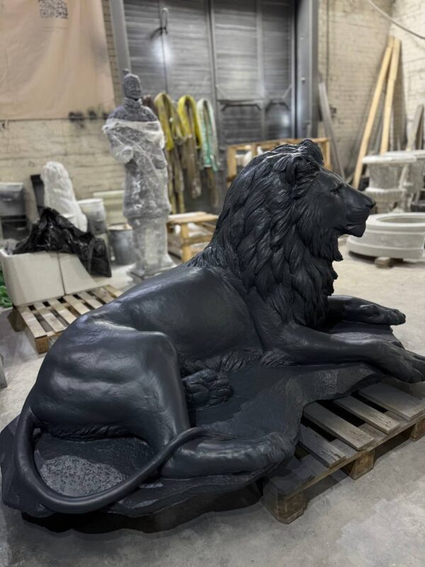 Скульптура лежачий лев из бетона