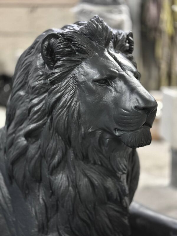 Скульптура лежачий лев из бетона