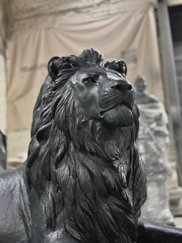 Скульптура лежачий лев из бетона