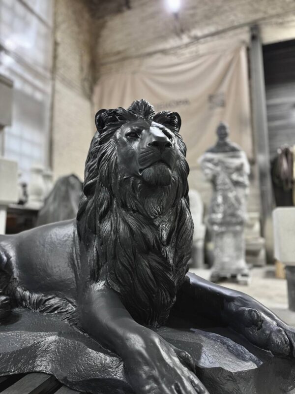 Скульптура лежачий лев из бетона